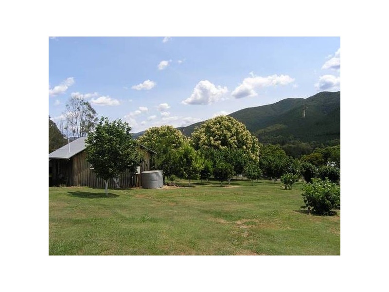 21 School Rd, Wandiligong VIC 3744