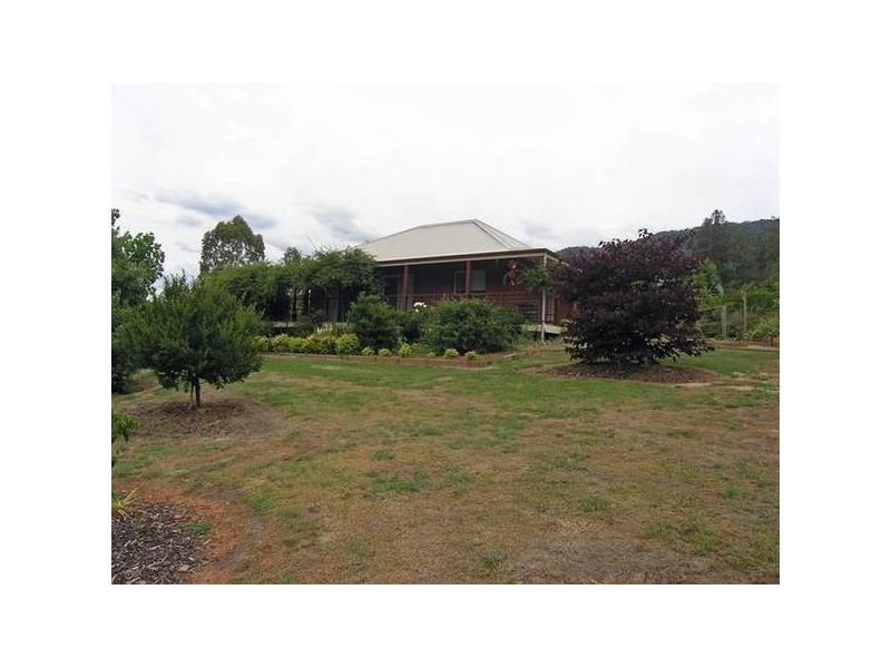 6 Clarkes Lane, Wandiligong VIC 3744