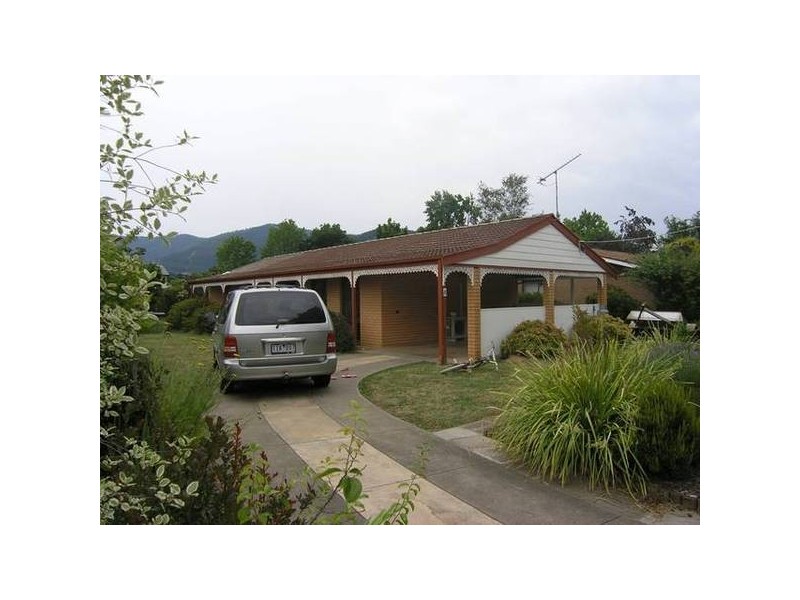 8 Alpine View Ave, Bright VIC 3741