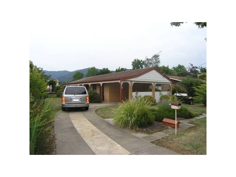 8 Alpine View Ave, Bright VIC 3741