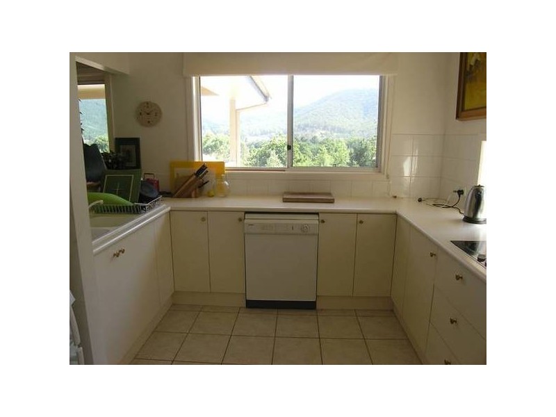 1 Woodlands Grove, Bright VIC 3741