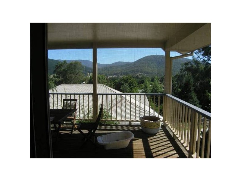 1 Woodlands Grove, Bright VIC 3741