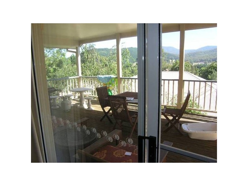 1 Woodlands Grove, Bright VIC 3741