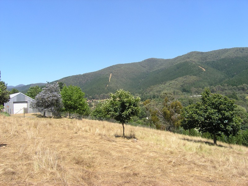 2 School Road, Wandiligong VIC 3744