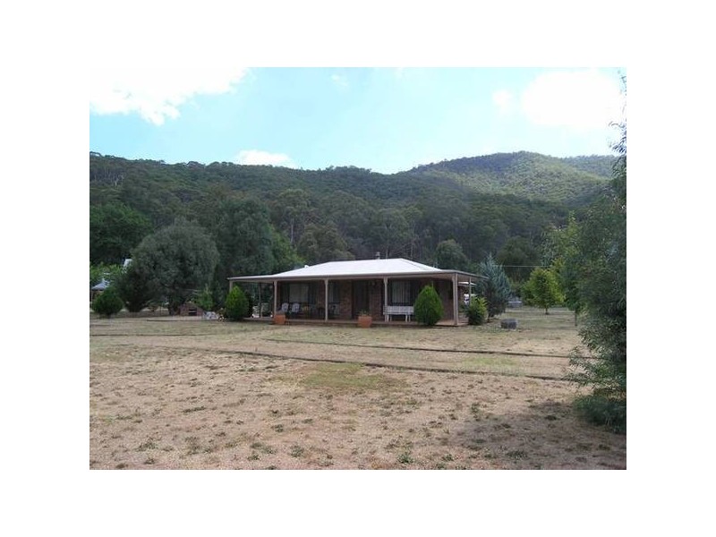 11 Pine Crt, Bright VIC 3741