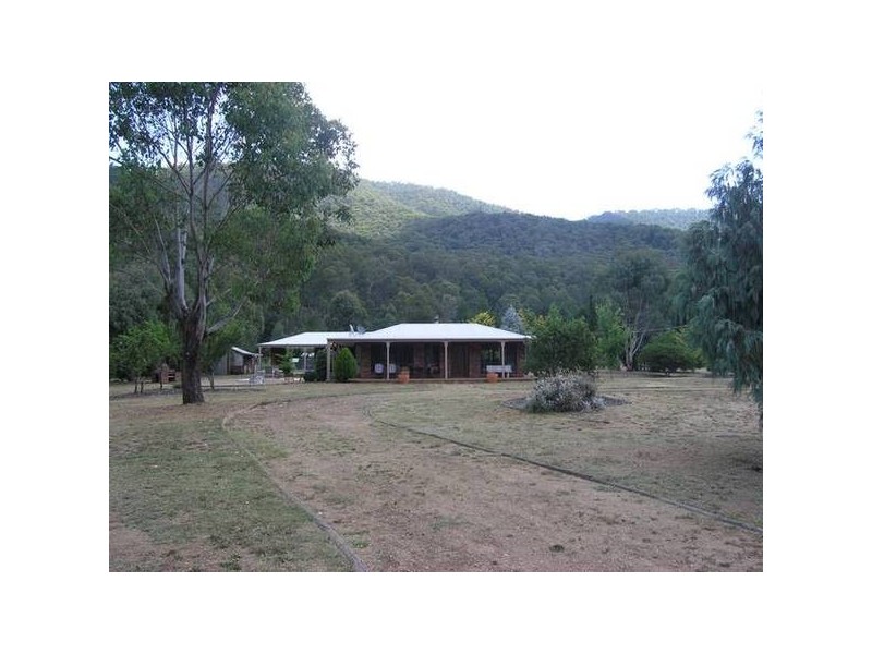 11 Pine Crt, Bright VIC 3741