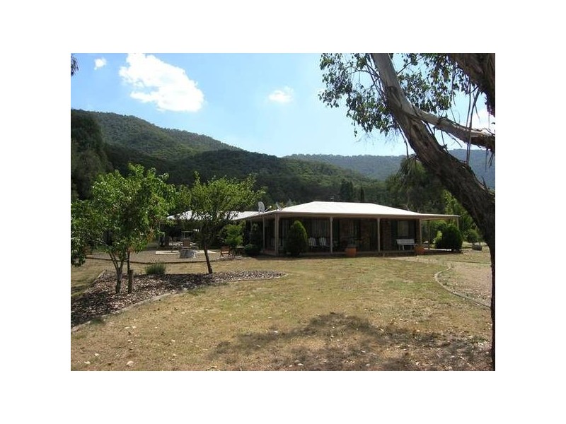 11 Pine Crt, Bright VIC 3741
