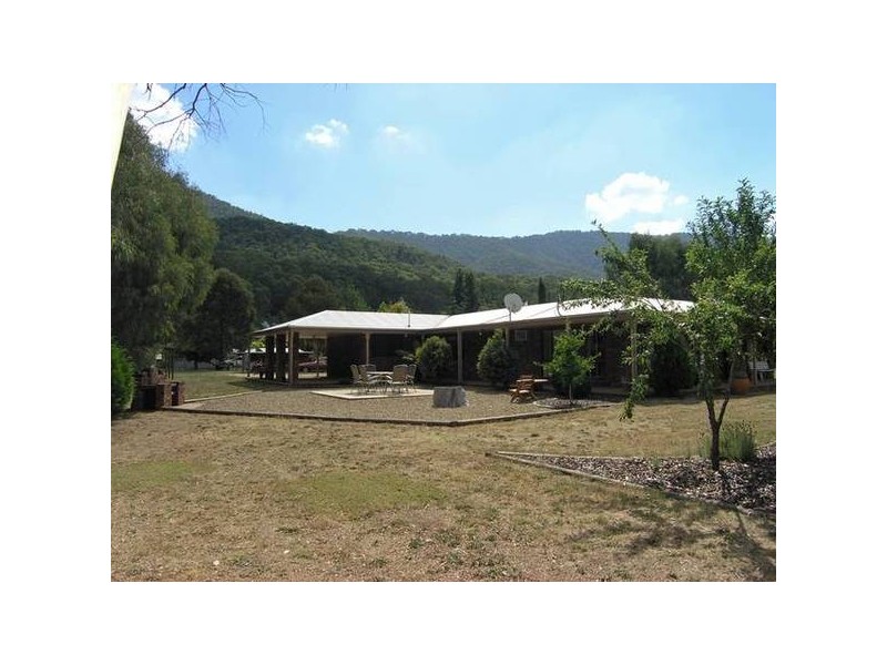 11 Pine Crt, Bright VIC 3741