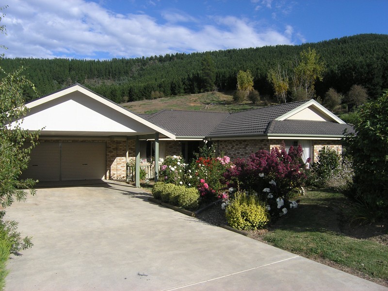 17 Norman Court, Bright VIC 3741