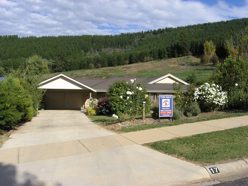 17 Norman Court, Bright VIC 3741