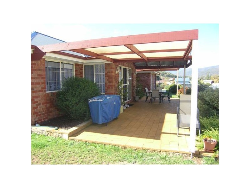 23 Norman Court, Bright VIC 3741