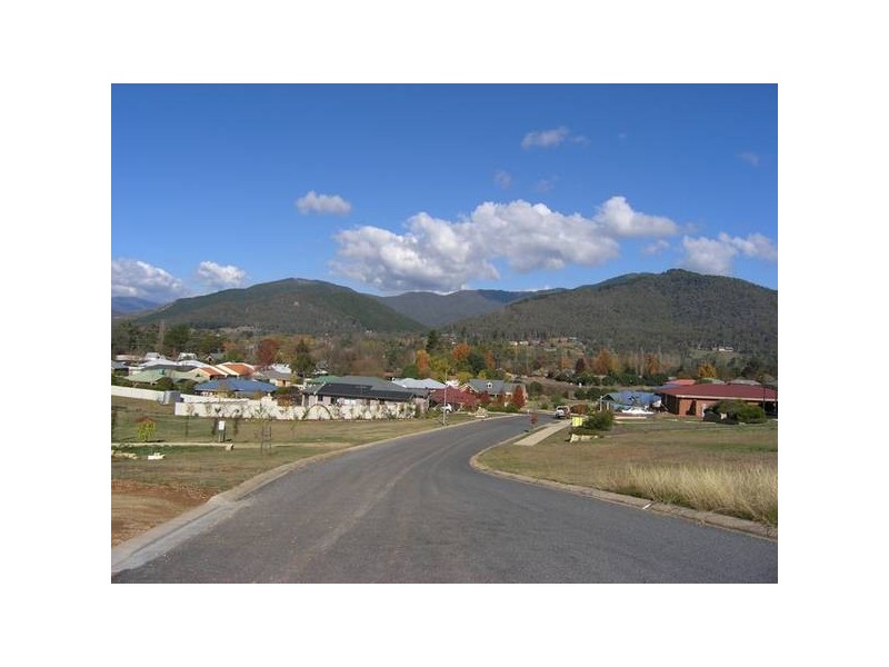 23 Norman Court, Bright VIC 3741