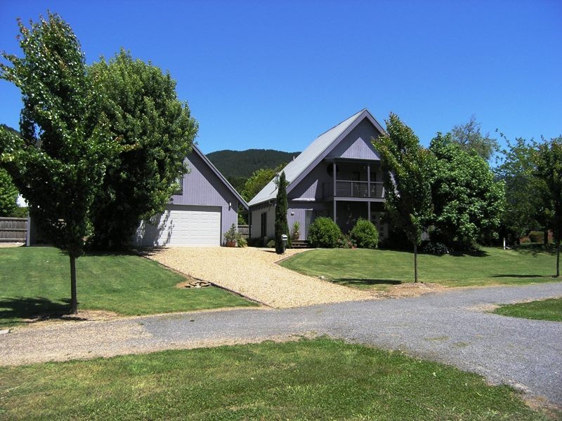 24 Gavan St, Bright VIC 3741