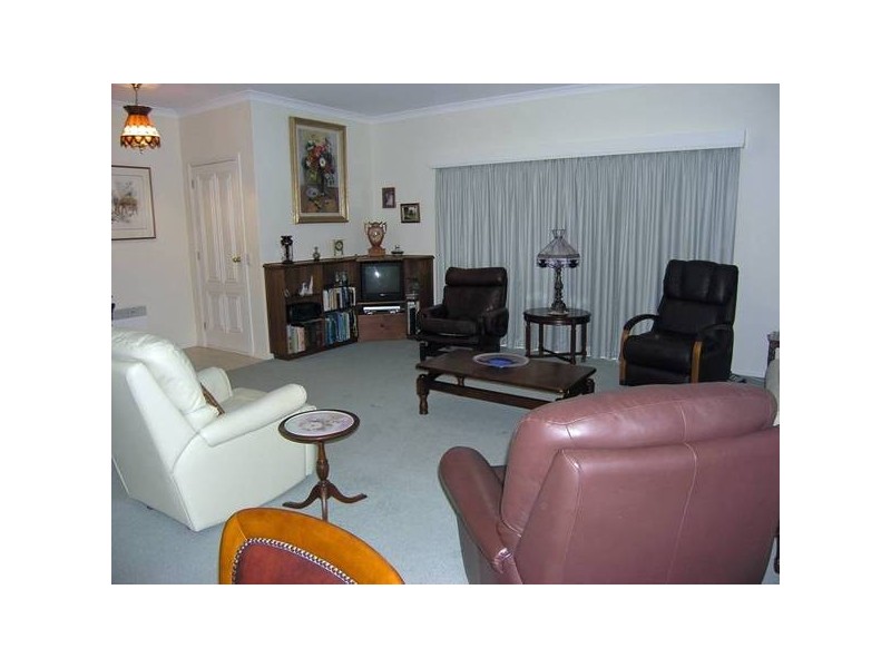 Unit 1/8-10 Riverside Avenue, Bright VIC 3741