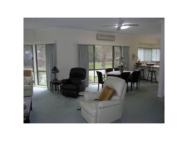 Unit 1/8-10 Riverside Avenue, Bright VIC 3741