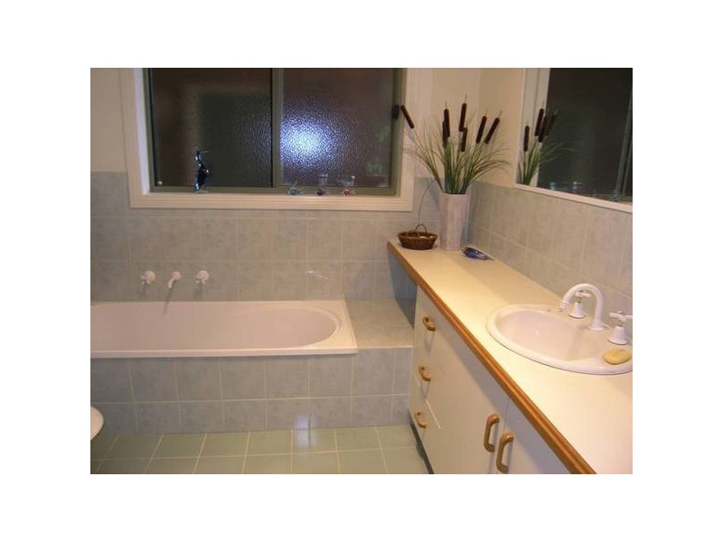 Unit 1/8-10 Riverside Avenue, Bright VIC 3741