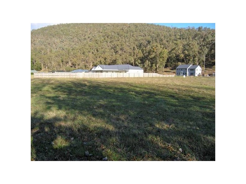 28 Louie Court, Bright VIC 3741