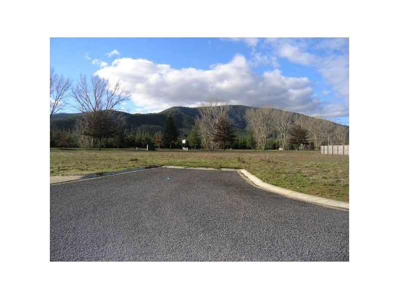 28 Louie Court, Bright VIC 3741