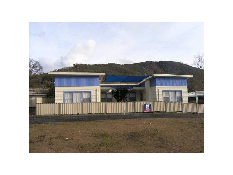 6 Station Street, Bright VIC 3741