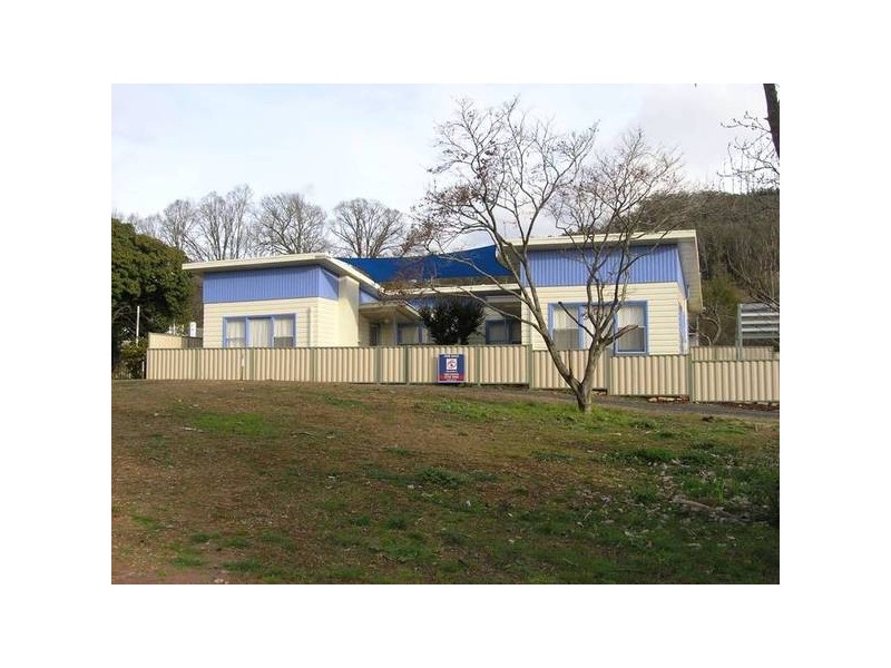 6 Station Street, Bright VIC 3741