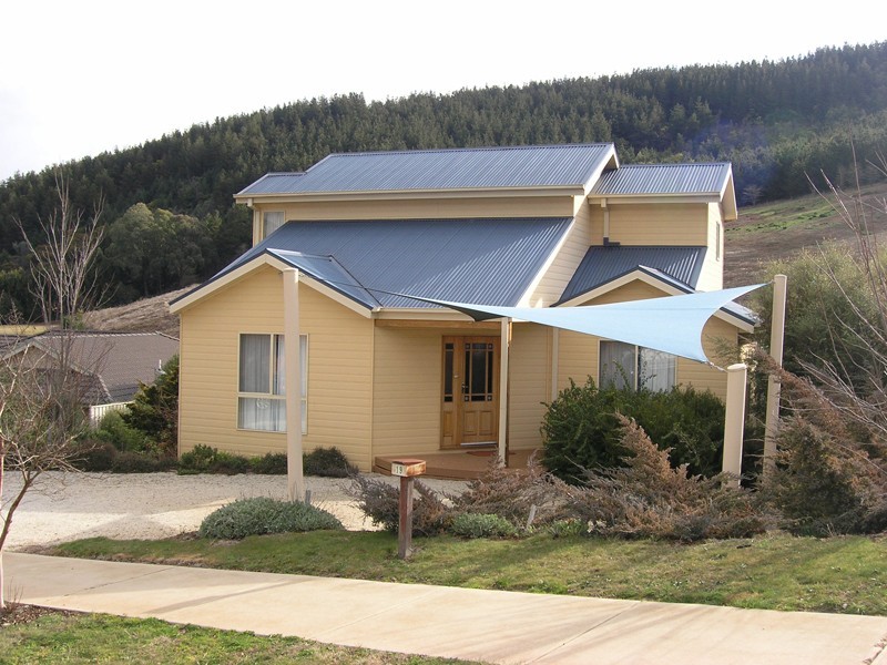 19 Norman Court, Bright VIC 3741