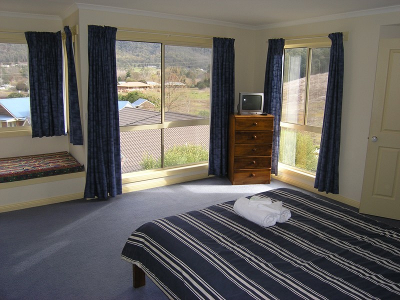 19 Norman Court, Bright VIC 3741