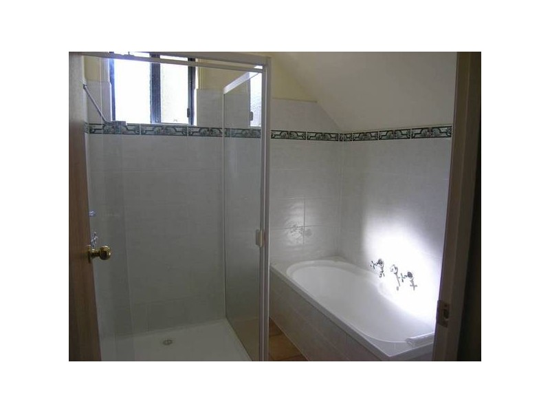 1/6 Norman Crt, Bright VIC 3741