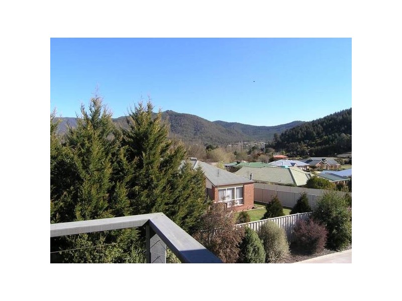 1/6 Norman Crt, Bright VIC 3741