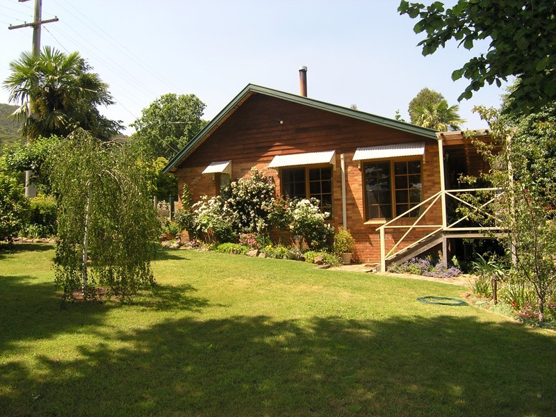 3 Smithy Lane, Bright VIC 3741