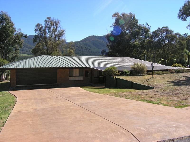 15 Iarias Lane, Bright VIC 3741