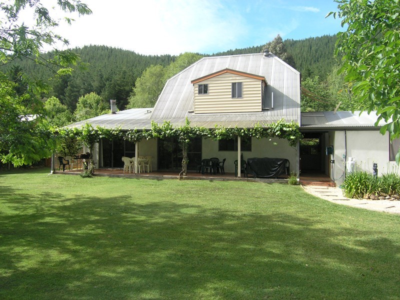 7103 Great Alpine Road, Bright VIC 3741