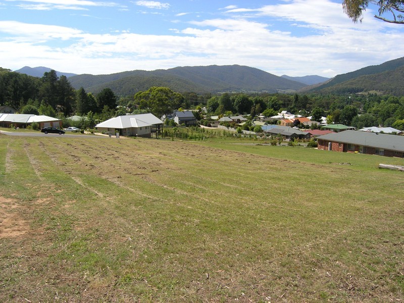 27 Norman Court, Bright VIC 3741