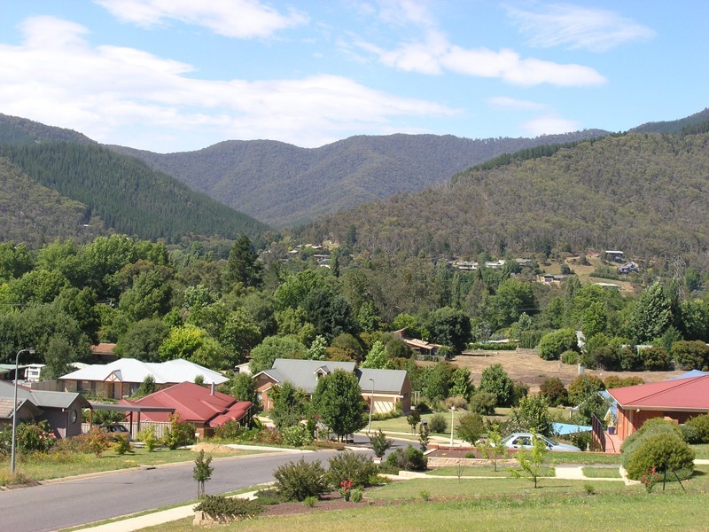 27 Norman Court, Bright VIC 3741