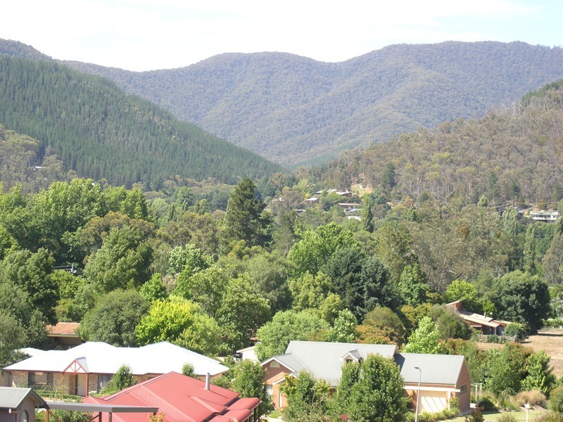 27 Norman Court, Bright VIC 3741