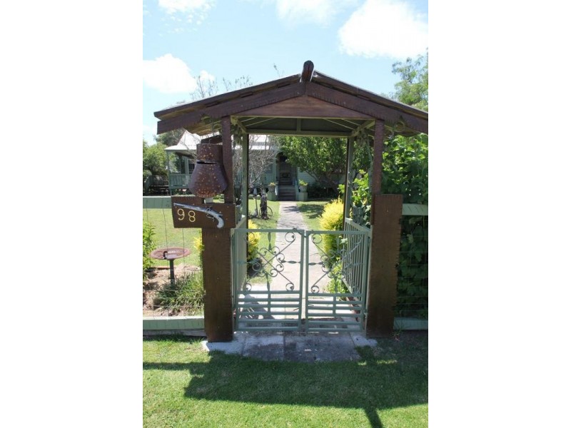 98 Bulwer Street, Tenterfield NSW 2372