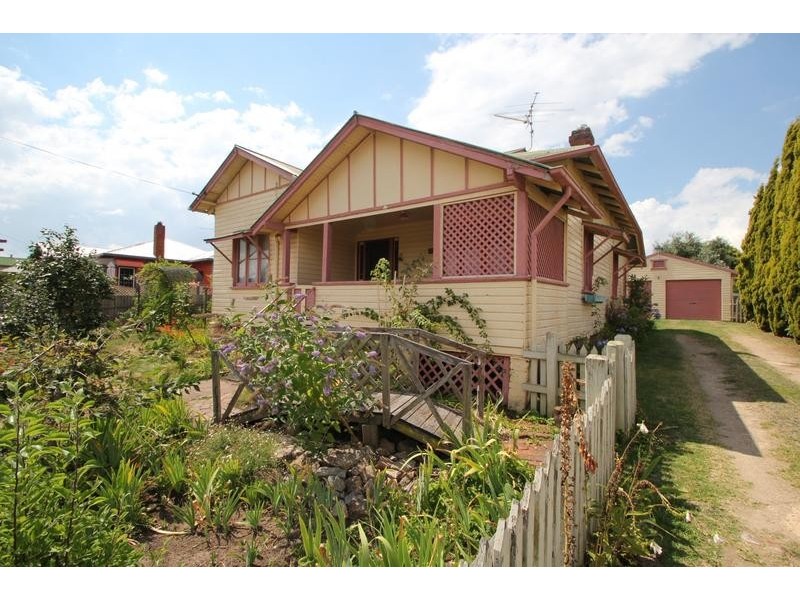 12 Railway Street, Tenterfield NSW 2372