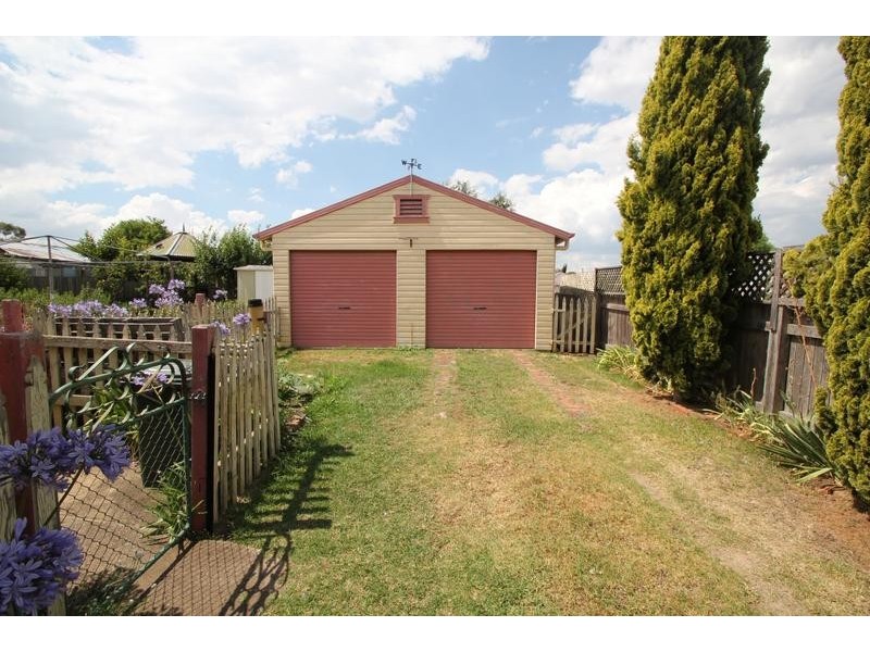 12 Railway Street, Tenterfield NSW 2372