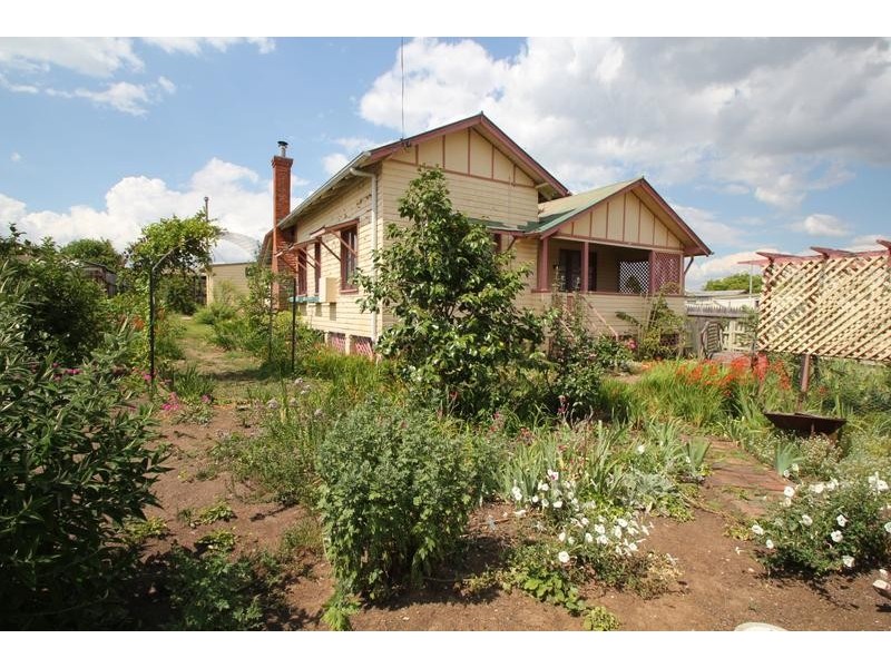 12 Railway Street, Tenterfield NSW 2372
