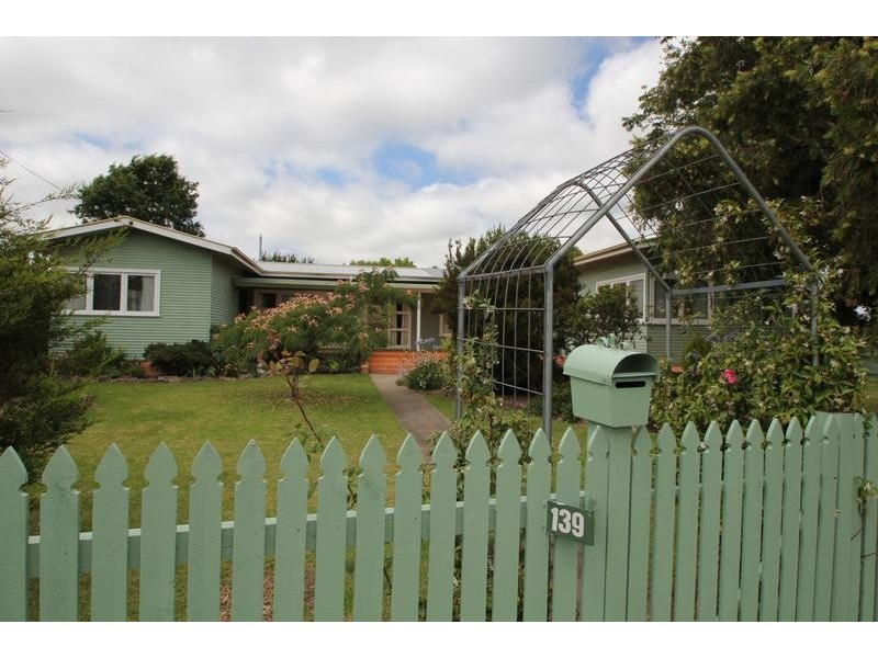 139 Miles Street, Tenterfield NSW 2372