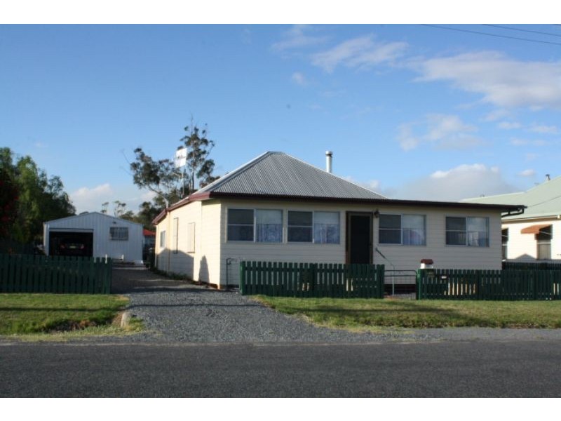 22 Railway Street, Tenterfield NSW 2372