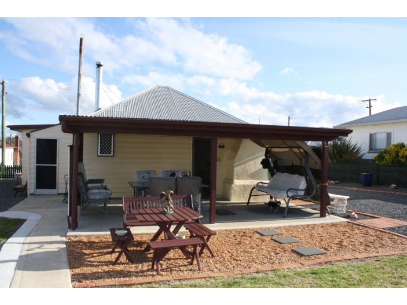 22 Railway Street, Tenterfield NSW 2372