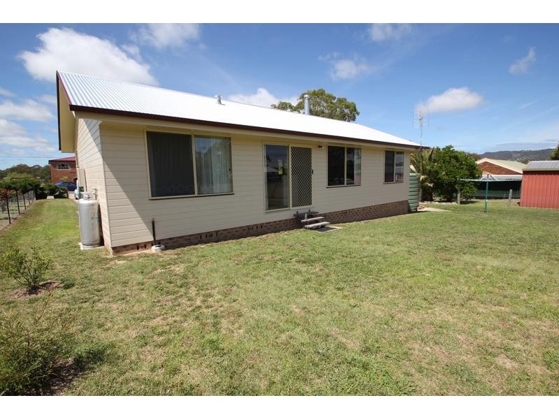16 Clive Street, Tenterfield NSW 2372