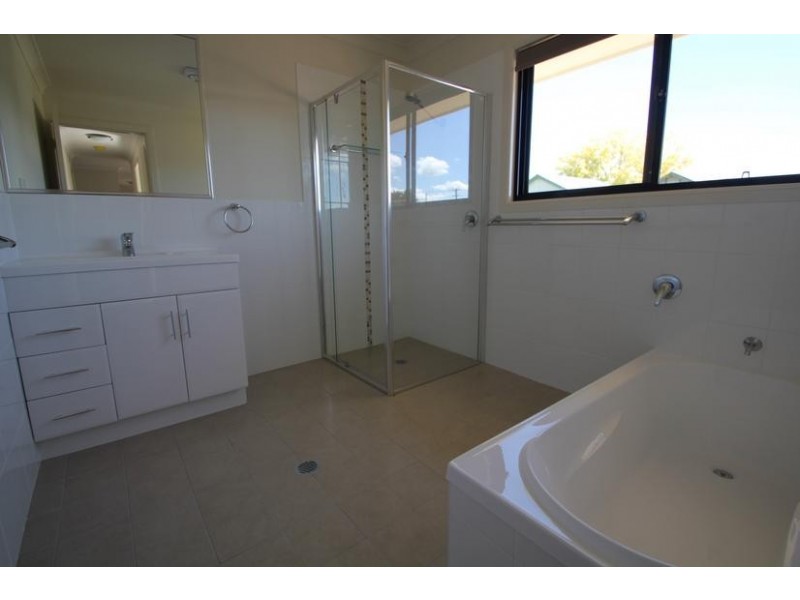 4 Laird Street, Tenterfield NSW 2372