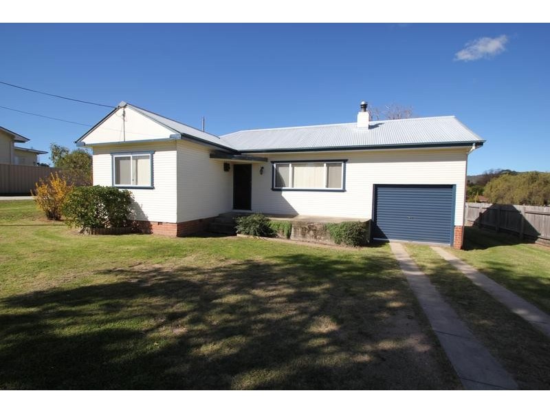 11 Duncan Street, Tenterfield NSW 2372