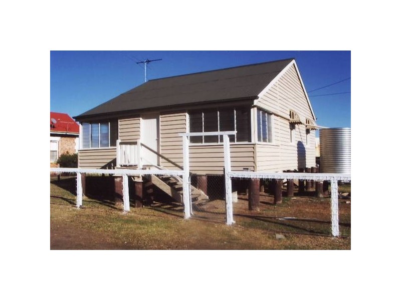 72 Woodlawn Street, Wallangarra QLD 4383