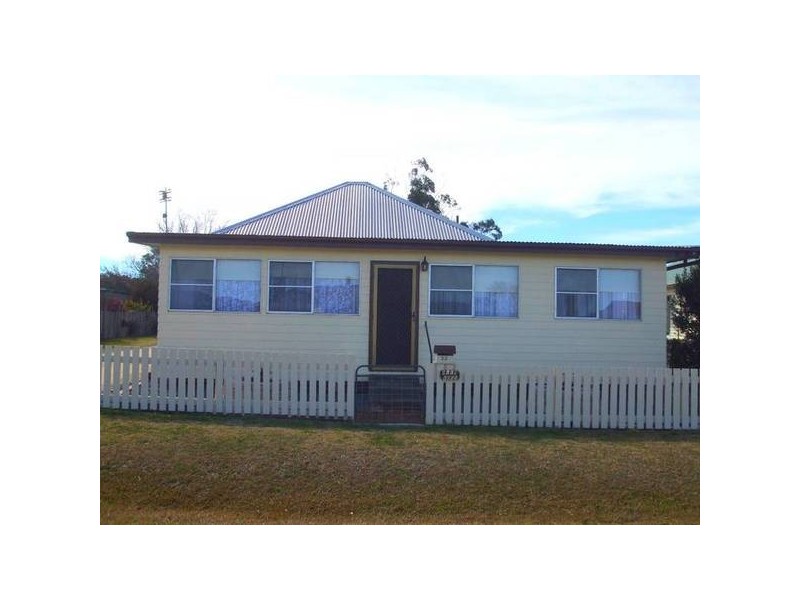 22 Railway Street, Tenterfield NSW 2372