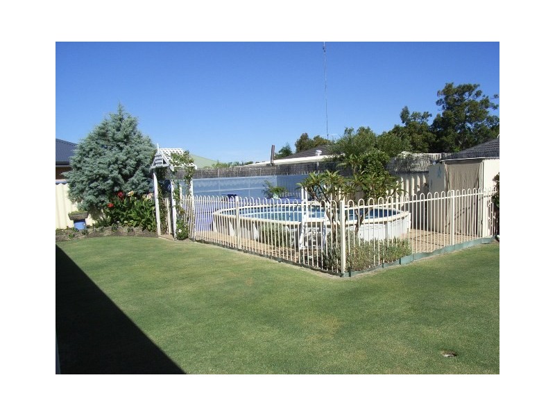 8 Rosebud Crescent, Eaton WA 6232