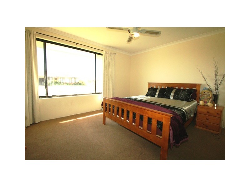 6 Cleveland Bay Avenue, Eaton WA 6232