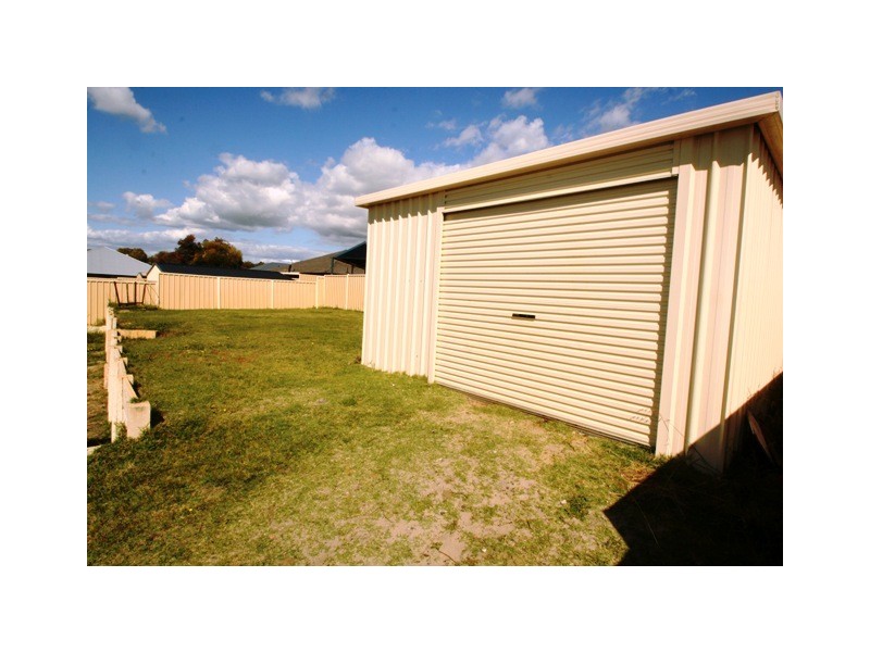 6 Cleveland Bay Avenue, Eaton WA 6232