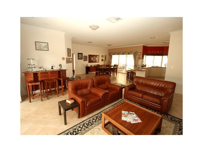 6 Longshore Place, Leschenault WA 6233